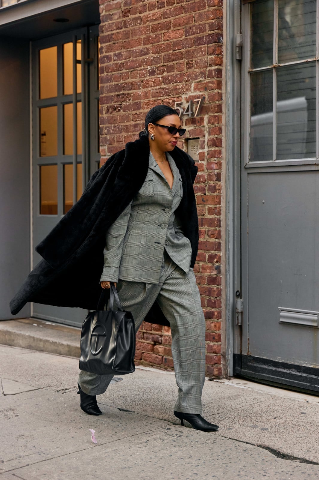 Grey Plaid Wide Leg Trousers with Oversized Blazer Grey Plaid Wide Leg Trousers with Oversized Blazer — Classy Gray Pants Outfits