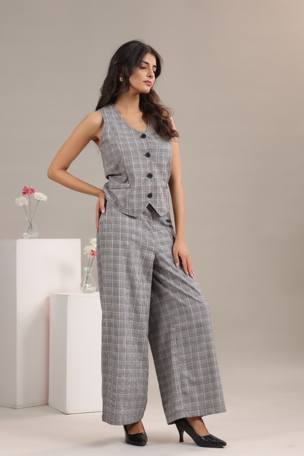 Grey Checkered Vest and Wide Leg Trousers With Black Heels Grey Checkered Vest and Wide Leg Trousers With Black Heels — Classy Gray Pants Outfits