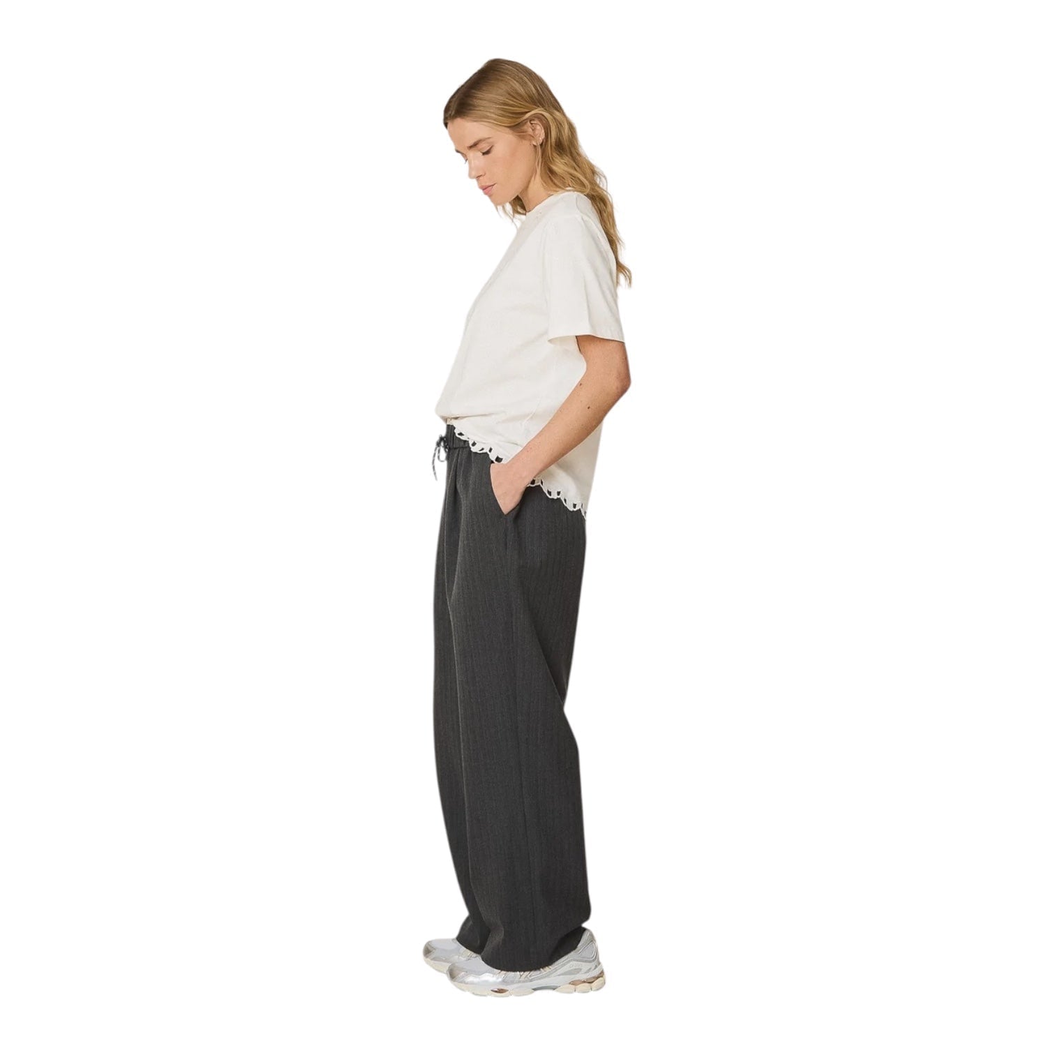 Dark Grey Wide Leg Trousers with Scalloped T-shirt Dark Grey Wide Leg Trousers with Scalloped T-shirt — Classy Gray Pants Outfits