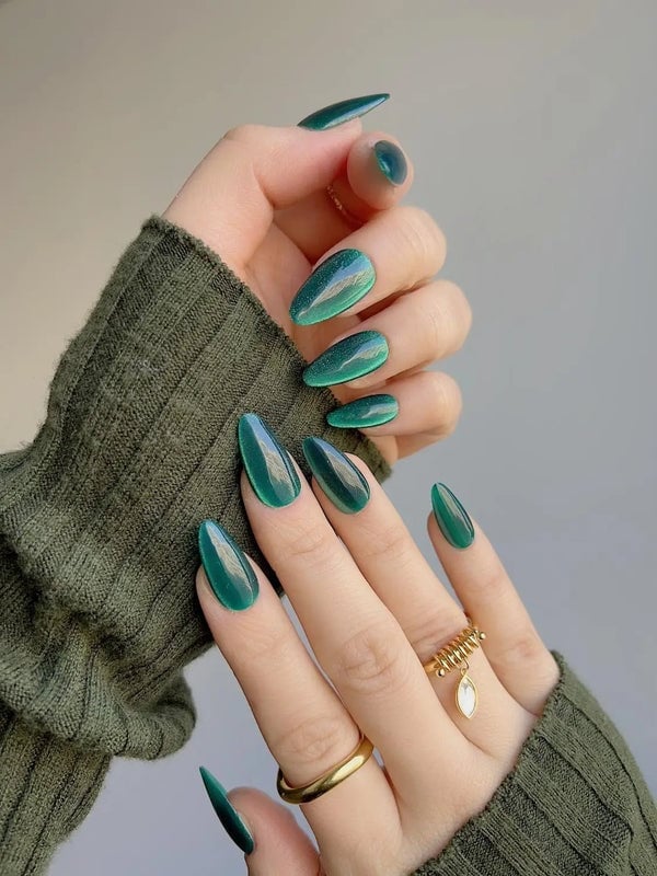 Medium Almond Deep Green Cat Eye Effect — Classy Green Cat Eye Nails