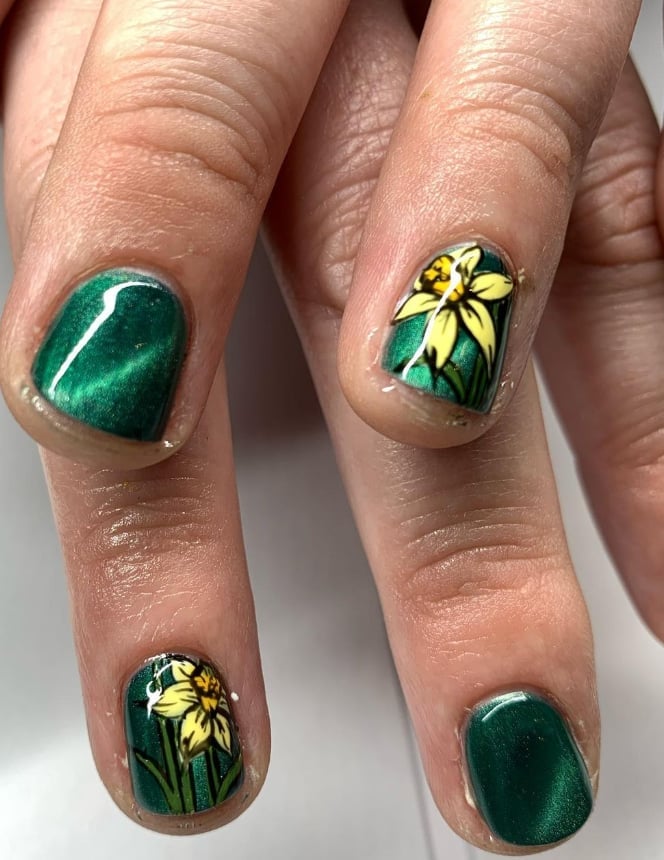 Long Stiletto Deep Emerald Green Cat Eye With Full Nail Coverage — Classy Green Cat Eye Nails
