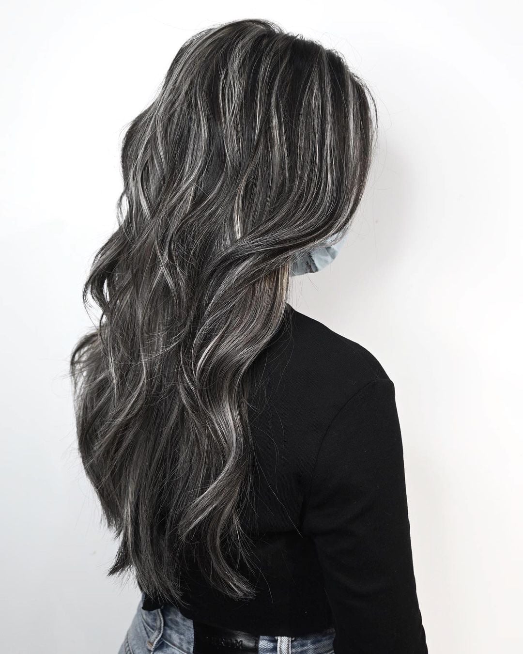 Mid-Back Dark Grey With High Contrast Silver Highlights Mid-Back Dark Grey With High Contrast Silver Highlights — Classy Grey Blending Highlights