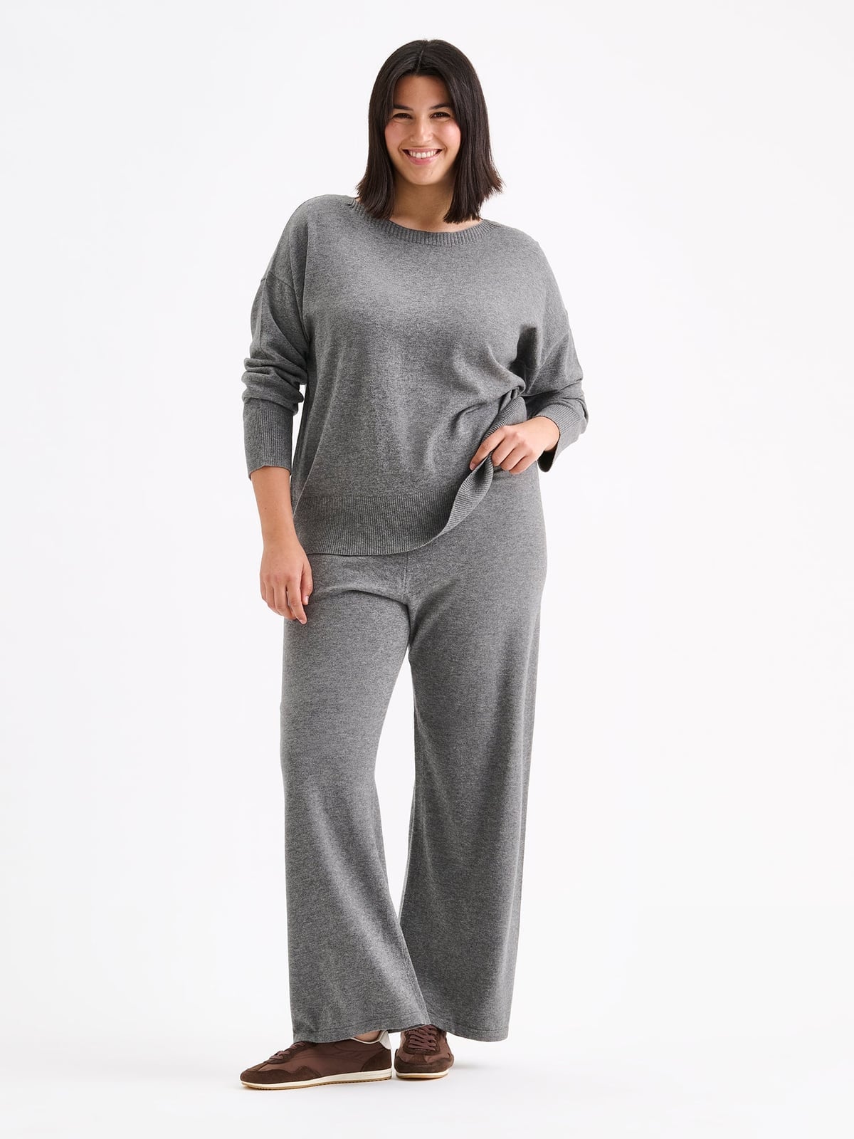 Black Wide-Leg Trousers with Grey Blazer, Close-Up Take — Classy Grey Pants Outfits