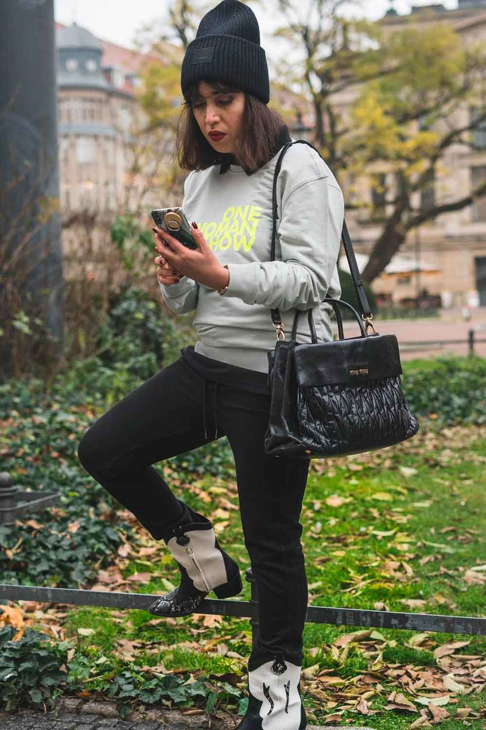 Graphic Sweatshirt with Skinny Jeans and Cowboy Boots Graphic Sweatshirt with Skinny Jeans and Cowboy Boots — Classy Grunge Style