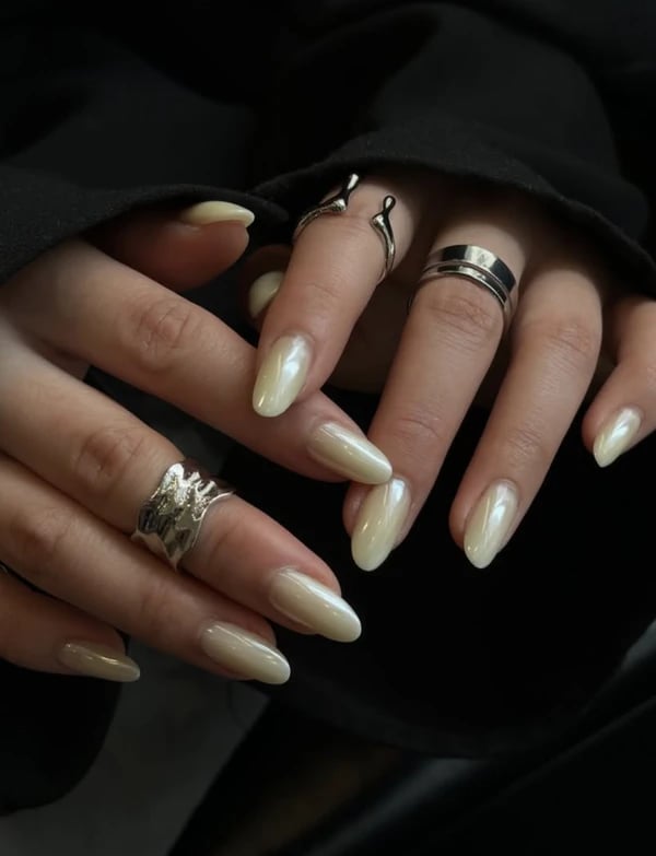 Milky Iridescent Glazed Donut Nails With Medium Almond Milky Iridescent Glazed Donut Nails With Medium Almond — Classy Hailey Bieber Nails