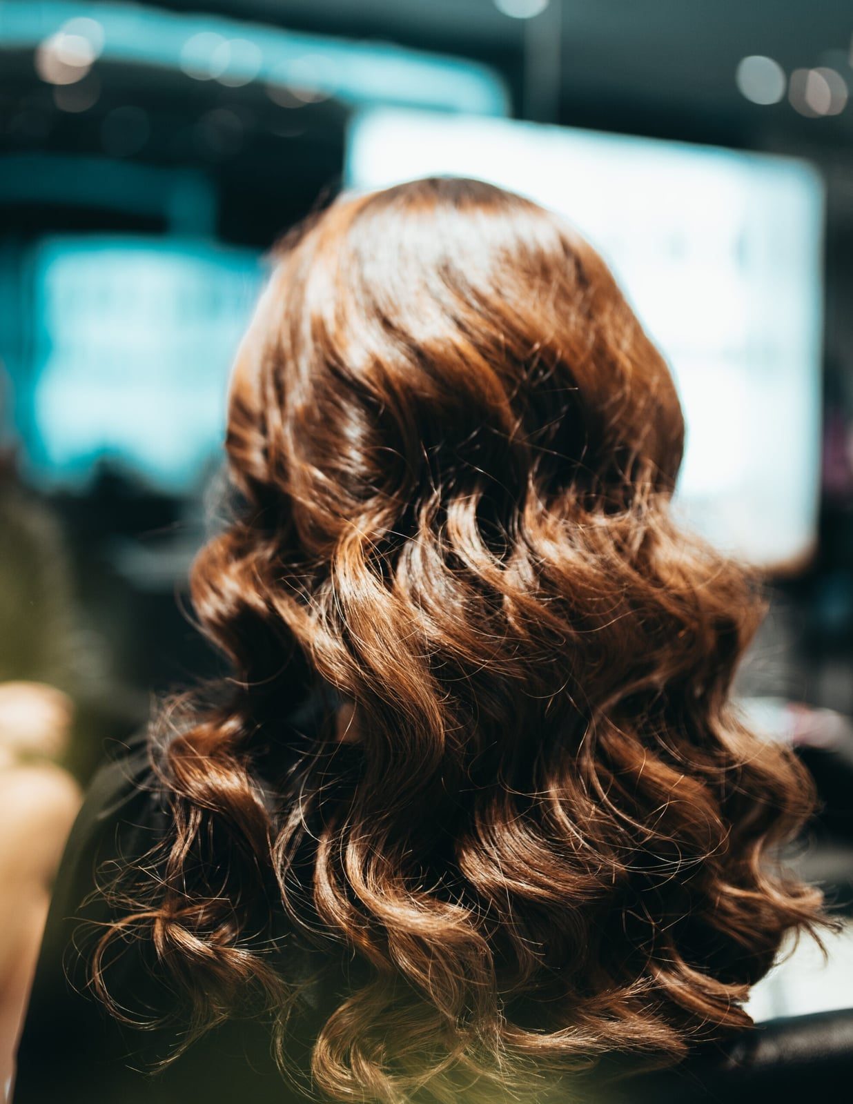 Mid-Back Polished Waves With Subtle Highlights — Classy Hair Trends for Women