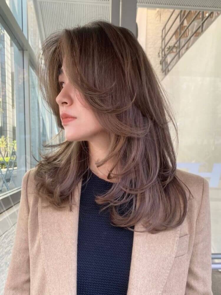 Mid-Back Wavy Hair With Face-Framing Bangs — Classy Hair Trends for Women