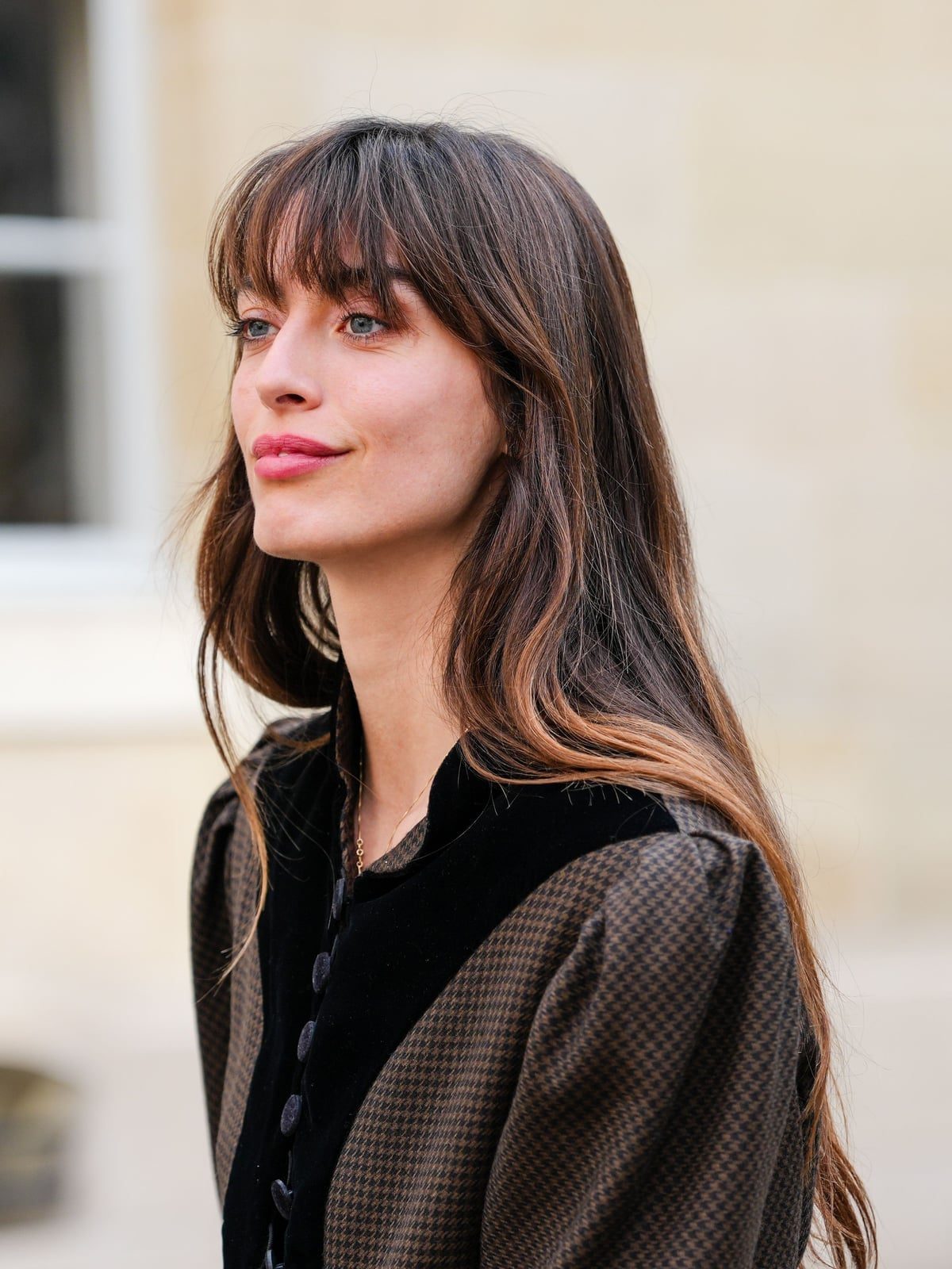 Mid-Back Layers With Blunt Bangs, Wavy — Classy Hair with Bangs