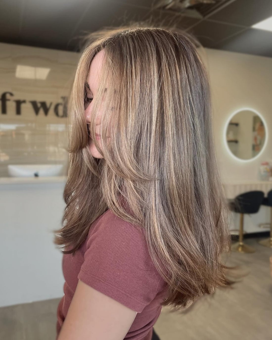 Collarbone Straight Hair With Blonde Highlights — Classy Highlights on Brown Hair