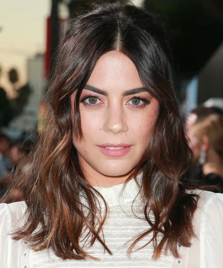 Collarbone Waves With Face-Framing Layers — Classy Highlights on Dark Brown