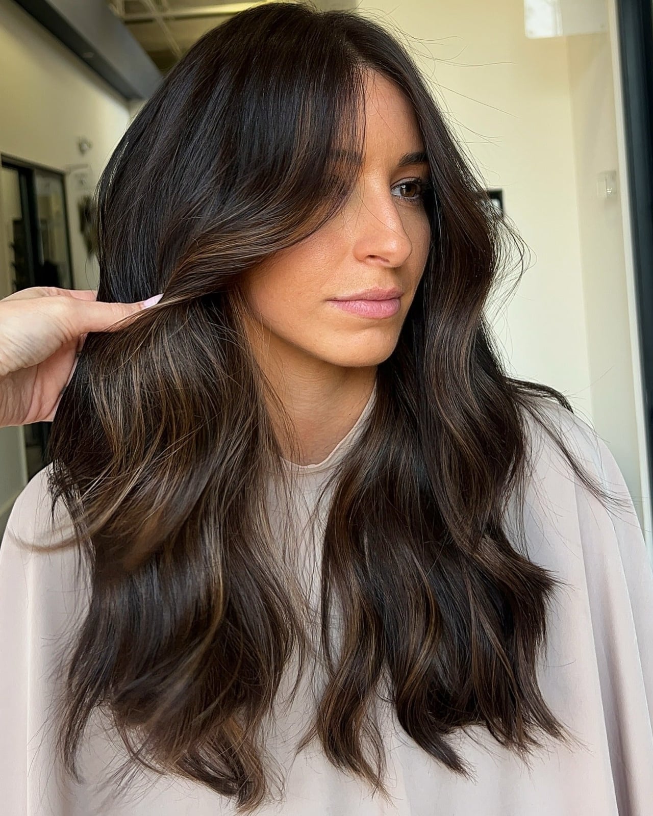Mid-Back Wavy Blowout With Face-Framing Highlights — Classy Highlights on Dark Brown