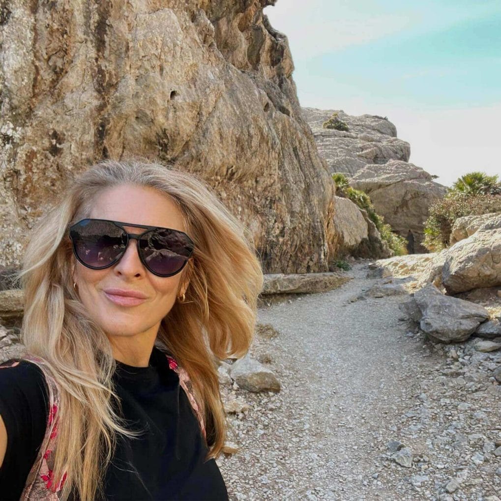 Natural Air Dried Waves Mid-Back With Outdoor Hiking Trail — Classy Hiking Hairstyles