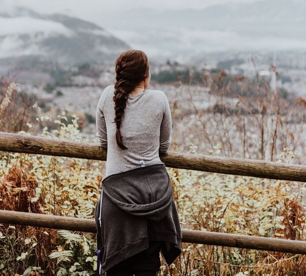 Loose Single Braid Ash Blonde Highlights — Classy Hiking Hairstyles