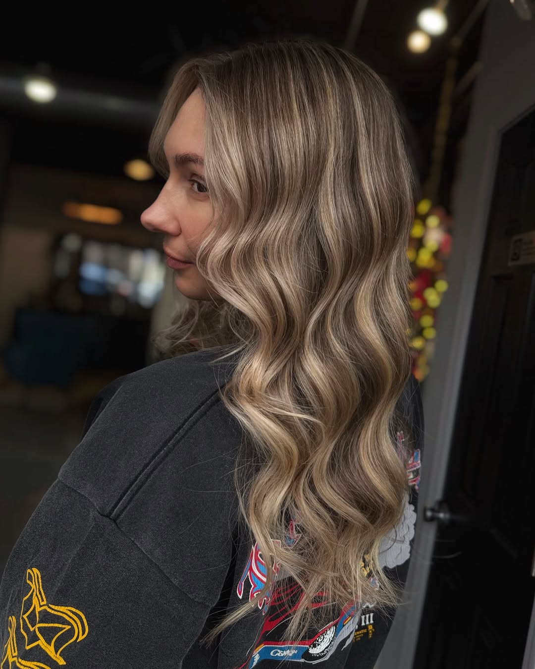 Mid-Back Honey Blonde Highlights With Darker Base Mid-Back Honey Blonde Highlights With Darker Base — Classy Honey Blonde Highlights