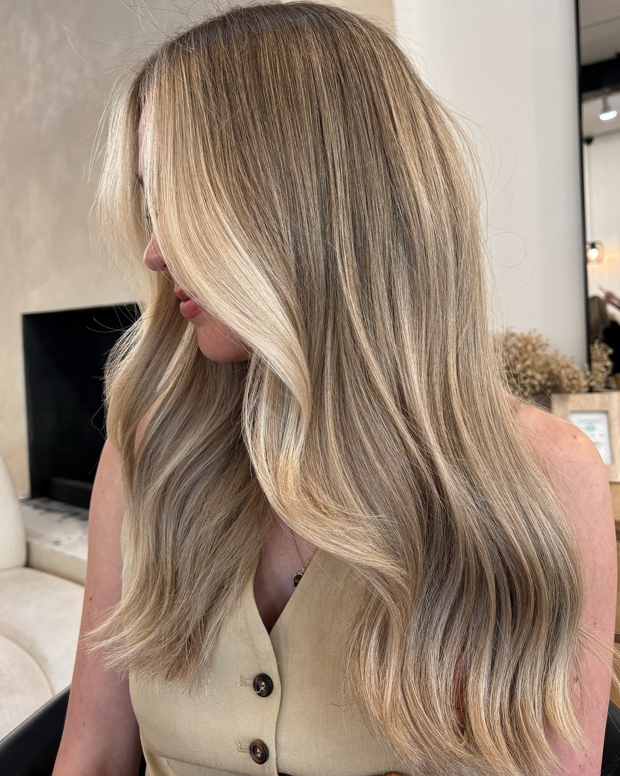 Collarbone Honey Blonde With Face-Framing Layers and Curtain Bangs Collarbone Honey Blonde With Face-Framing Layers and Curtain Bangs — Classy Honey Blonde Highlights