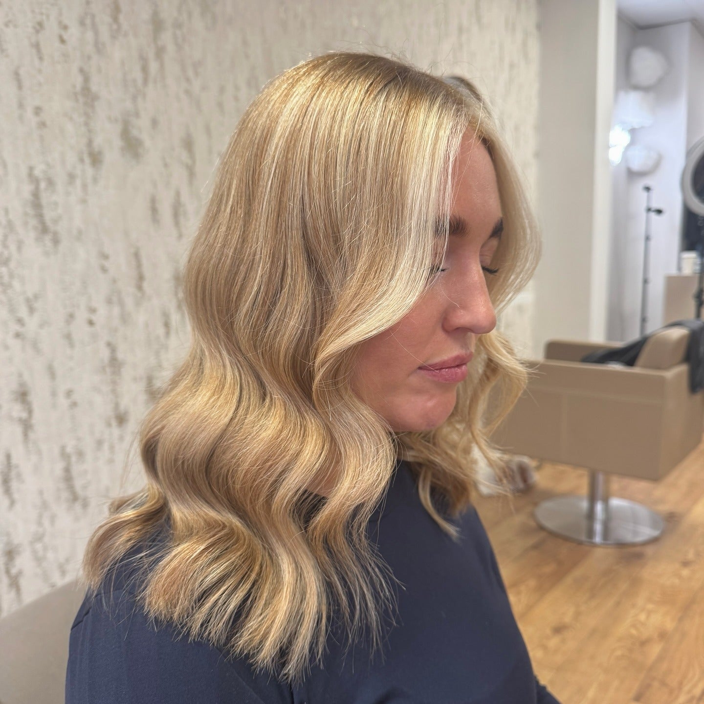 Collarbone Honey Blonde Highlights Side Part Collarbone Honey Blonde Highlights Side Part — Classy Honey Blonde Highlights