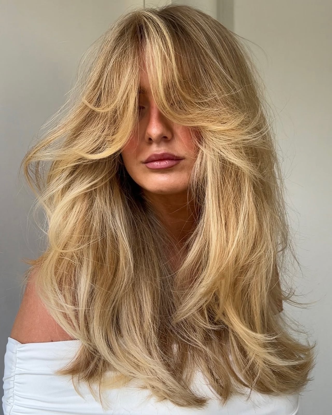 Long Honey Blonde Highlights With Curtain Bangs Long Honey Blonde Highlights With Curtain Bangs — Classy Honey Blonde Highlights