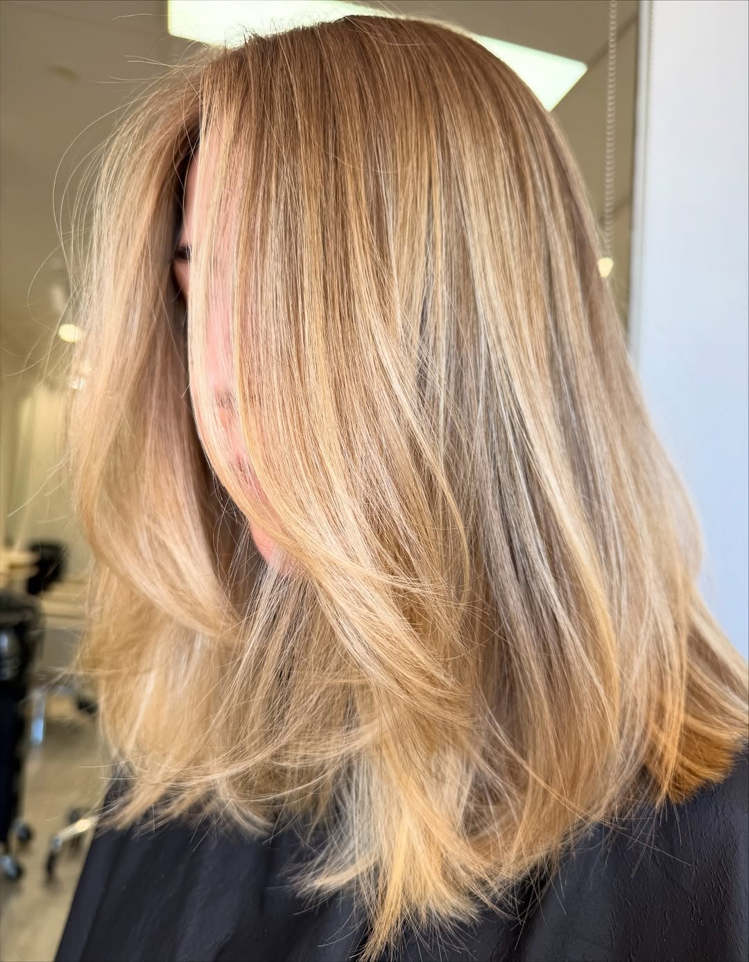 Collarbone Honey Blonde With Face-Framing Pieces, Wavy Collarbone Honey Blonde With Face-Framing Pieces, Wavy — Classy Honey Blonde Highlights