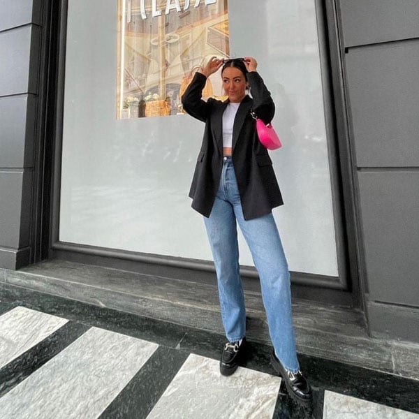 Oversized Black Blazer Over White Crop Top and Straight Leg Jeans Oversized Black Blazer Over White Crop Top and Straight Leg Jeans — Classy Italian Style