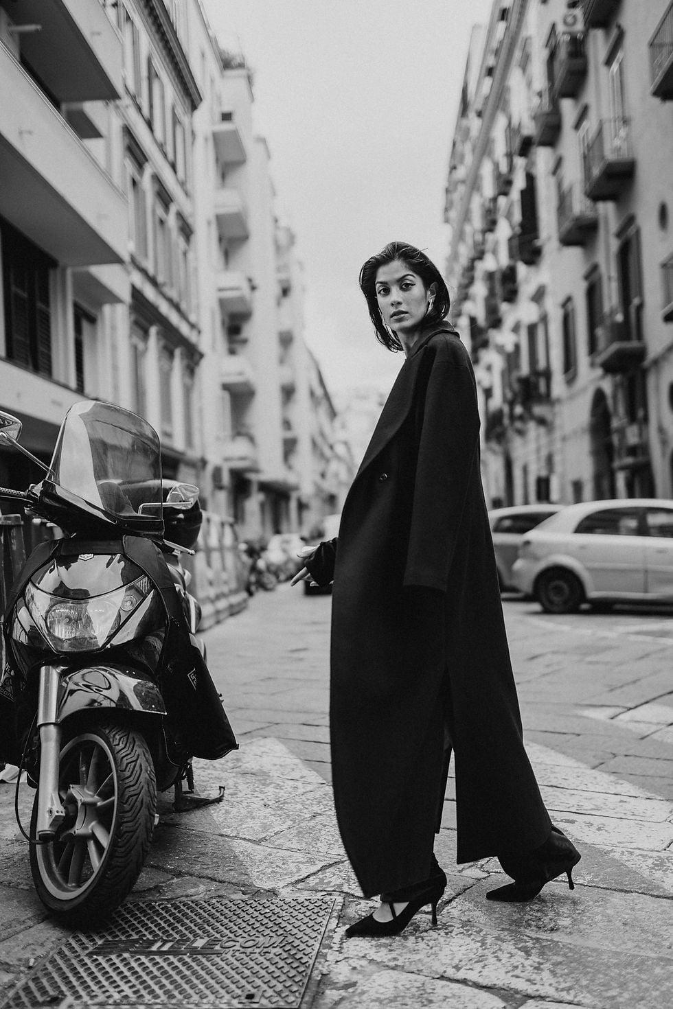 Dramatic Oversized Long Black Coat Over Wide-Leg Pants Dramatic Oversized Long Black Coat Over Wide-Leg Pants — Classy Italian Style