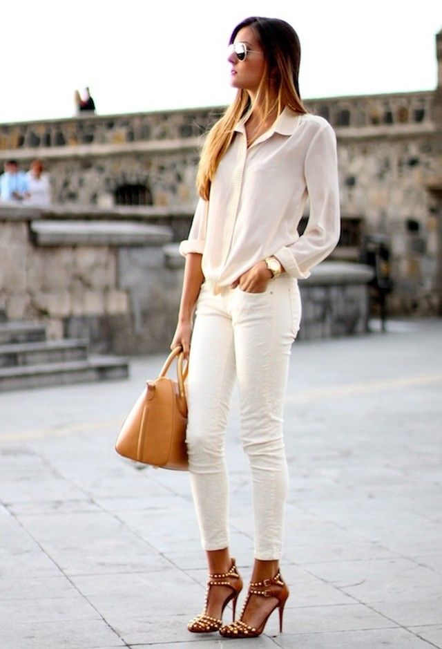 Loose White Button-Down Shirt with Fitted White Skinny Jeans Loose White Button-Down Shirt with Fitted White Skinny Jeans — Classy Italian Style