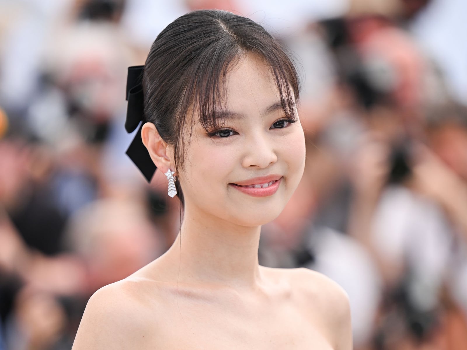 Collarbone Layers With Curtain Bangs And Bow — Classy Japan Hairstyles