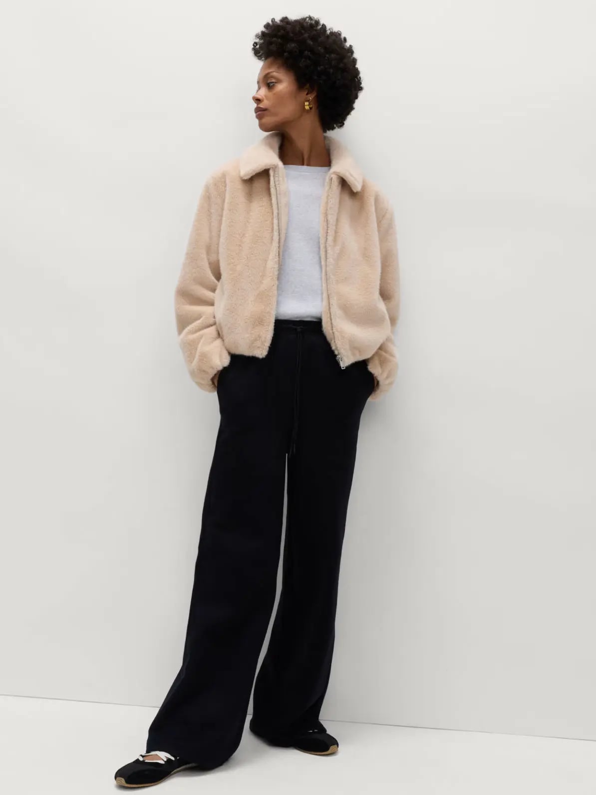 Black Wide Leg Joggers With Faux Fur Jacket — Classy Joggers Outfits