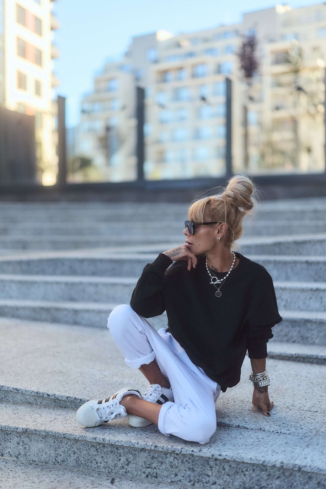 Oversized Sweatshirt With Light Grey Wide Leg Joggers — Classy Joggers Outfits