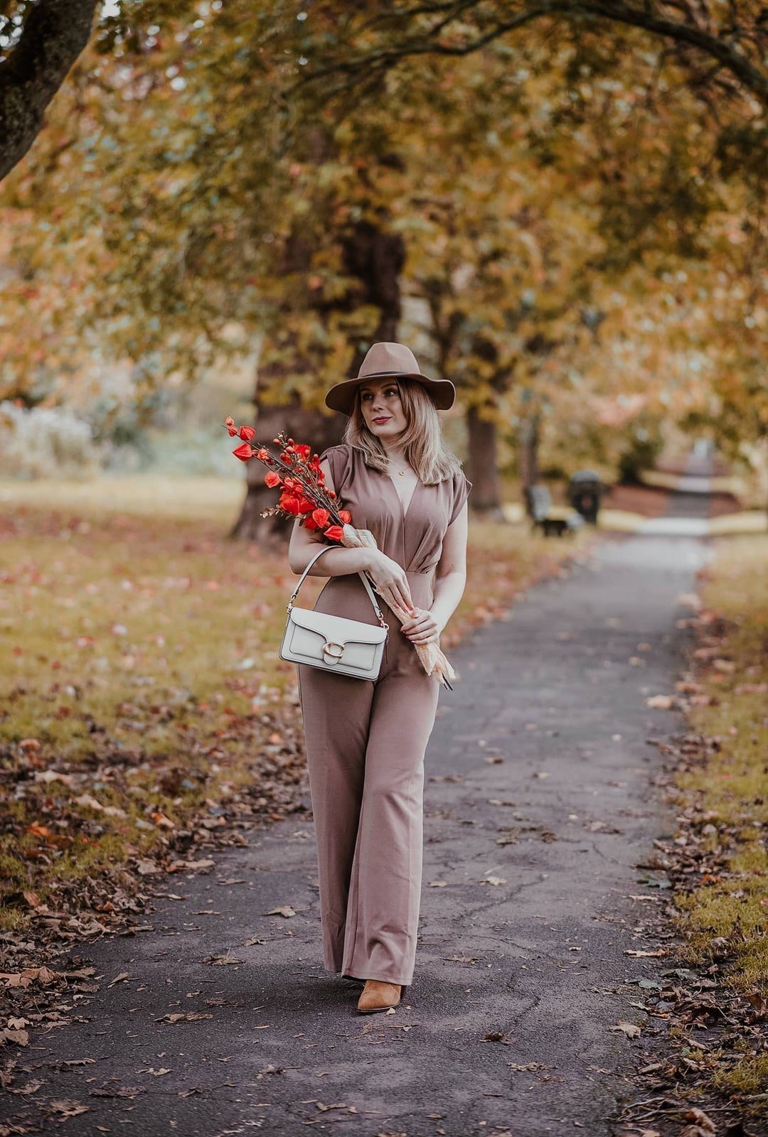 Taupe Sleeveless Jumpsuit with Wide Brim Hat Taupe Sleeveless Jumpsuit with Wide Brim Hat — Classy Jumpsuit Outfits