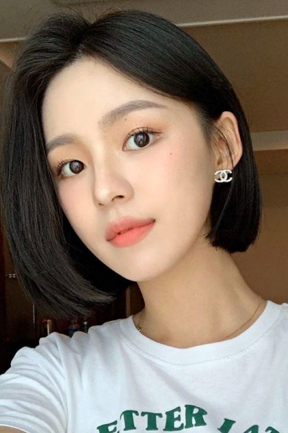 Short Bob With Face-Framing Curtain Bangs — Classy Korean Haircuts