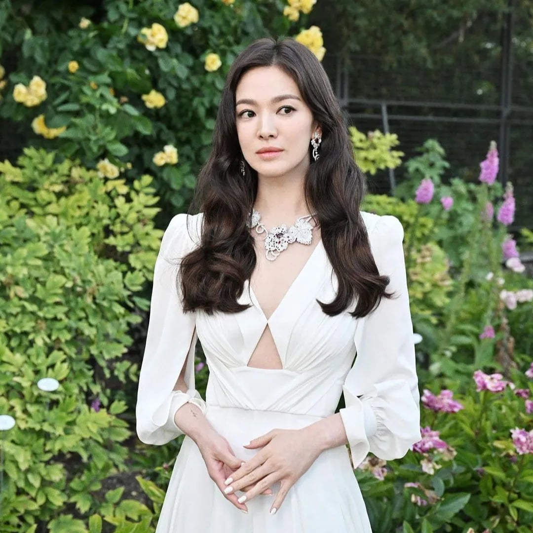 Mid-Back Flowing Layers With Loose Waves — Classy Korean Haircuts