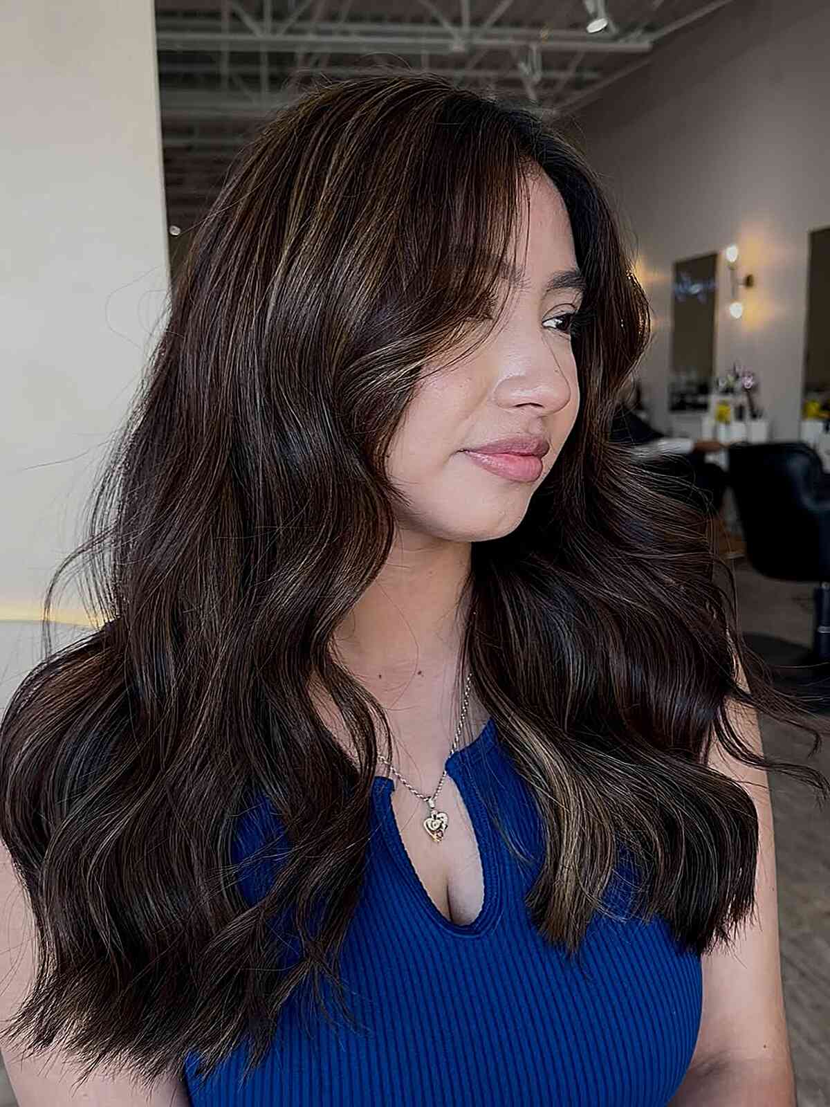 Mid-Back Waves With Blonde Highlights — Classy Latina Hairstyles
