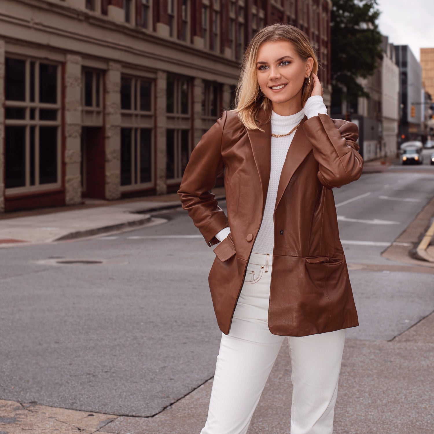 Oversized Brown Leather Blazer Over White Knitwear and Pants Oversized Brown Leather Blazer Over White Knitwear and Pants — Classy Leather Outfits