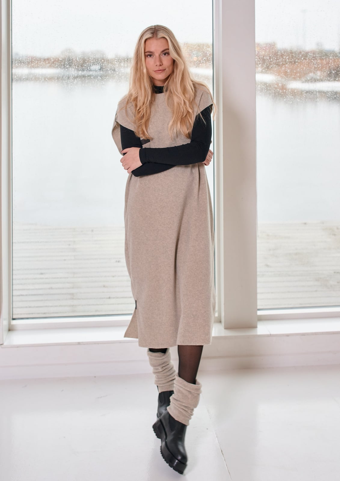 Midi Dress With Slouchy Leg Warmers Midi Dress With Slouchy Leg Warmers — Classy Leg Warmers Outfits