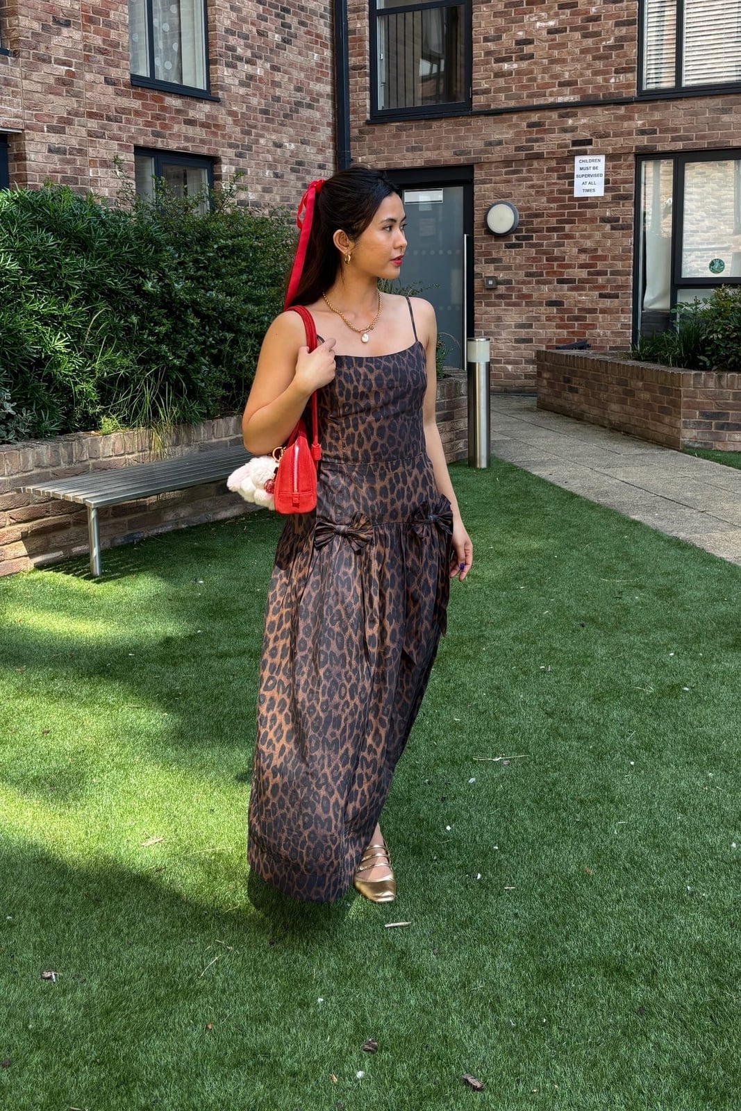 Voluminous Leopard Dress with Red Handbag Voluminous Leopard Dress with Red Handbag — Classy Leopard Outfits