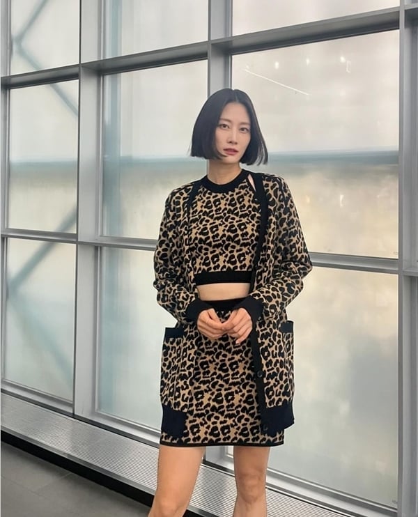 Fitted Leopard Dress Under Leather Trench Coat Fitted Leopard Dress Under Leather Trench Coat — Classy Leopard Outfits