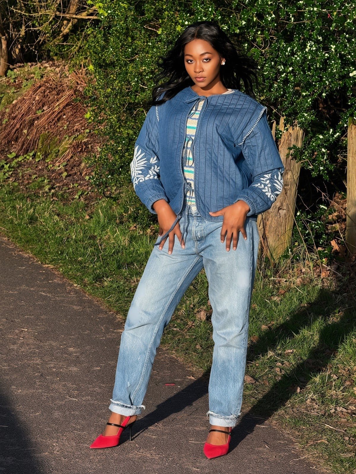Light Blue Straight Leg Jeans with Striped T-Shirt and Embroidered Light Blue Straight Leg Jeans with Striped T-Shirt and Embroidered — Classy Light Blue Jeans Outfits