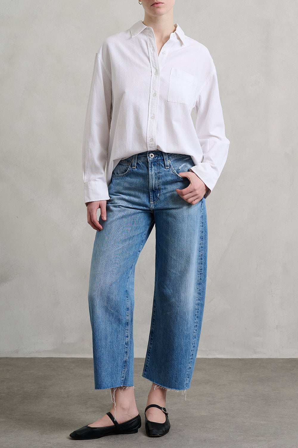 Light Blue Wide Leg Cropped Jeans with Frayed Hem and White Light Blue Wide Leg Cropped Jeans with Frayed Hem and White — Classy Light Blue Jeans Outfits