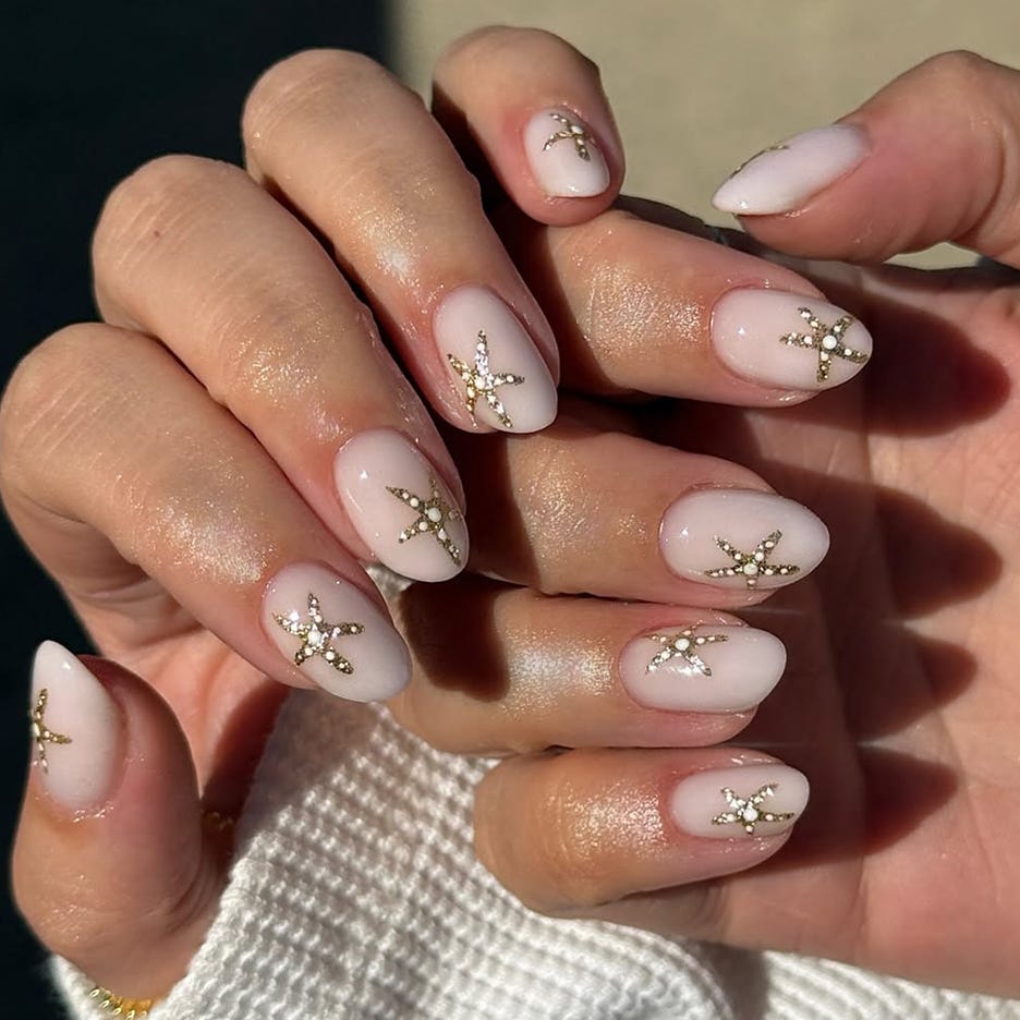 Short Oval Pale Nude Gold Starfish Nails — Classy Light Nails