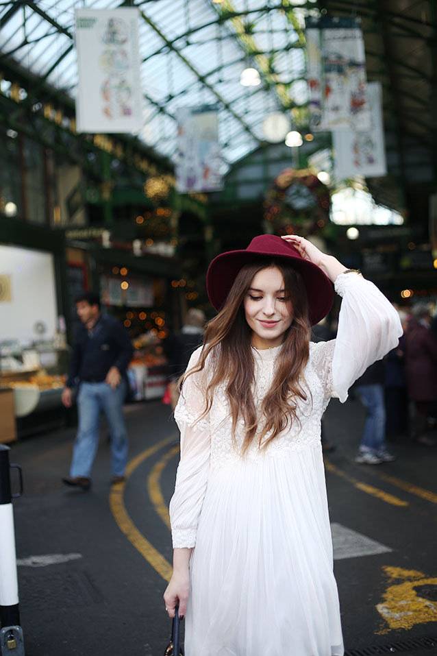 White Lace Dress with Burgundy Hat White Lace Dress with Burgundy Hat — Classy London Outfits