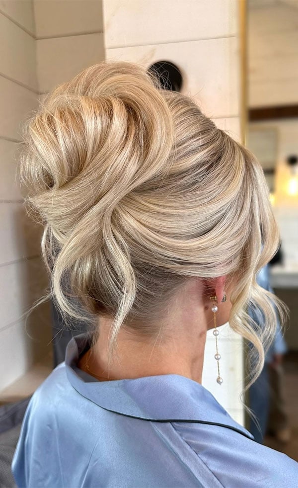 Platinum Blonde Voluminous Loose Updo Platinum Blonde Voluminous Loose Updo — Classy Loose Updo