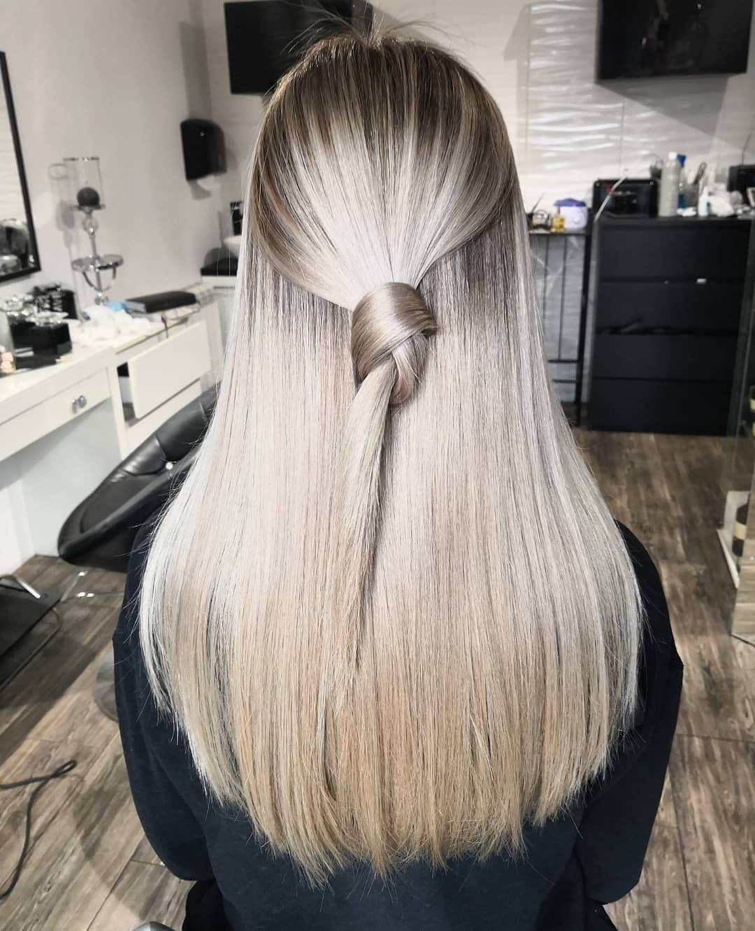 Ash Blonde Base With Lighter Blonde Highlights Ash Blonde Base With Lighter Blonde Highlights — Classy Lowlights for Blondes