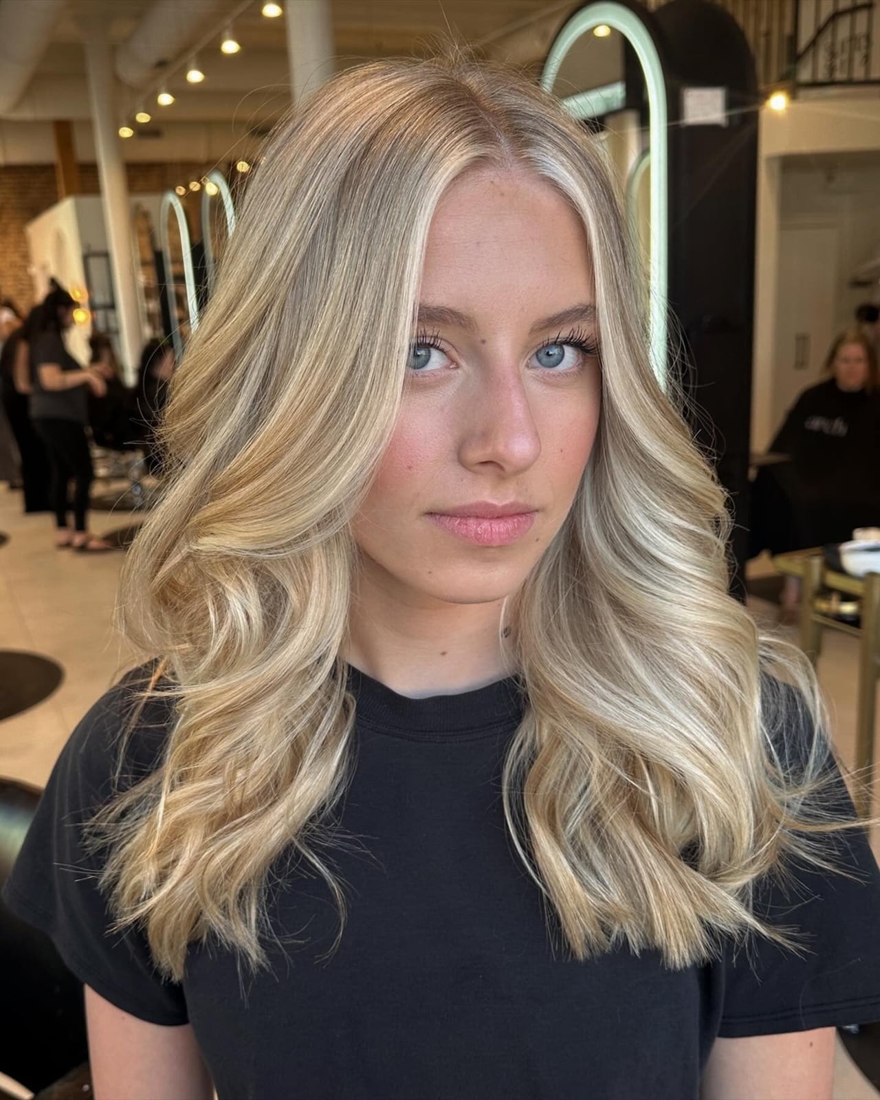 Collarbone Lob With Dark Blonde Lowlights Collarbone Lob With Dark Blonde Lowlights — Classy Lowlights for Blondes
