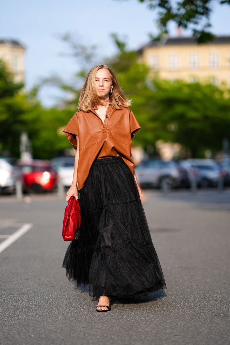 Black Tiered Tulle Maxi Skirt With Brown Top — Classy Maxi Skirt Outfits