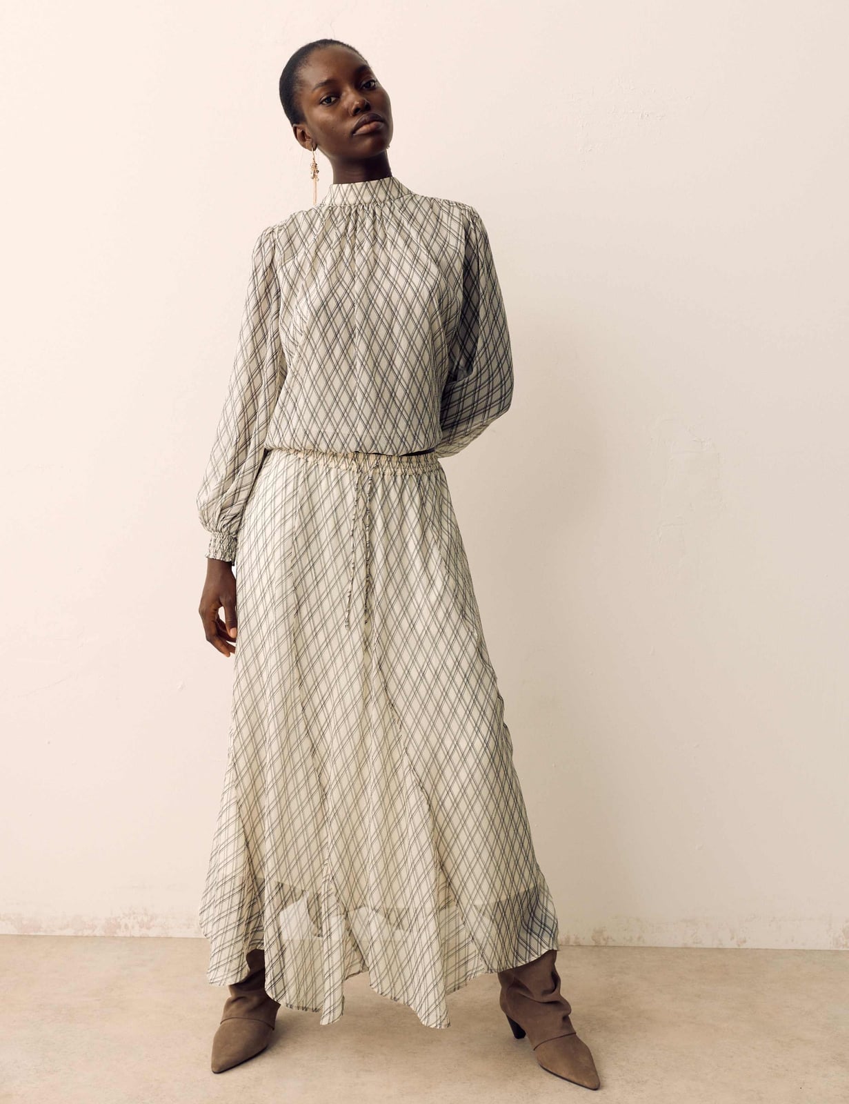 Checked Maxi Skirt With Printed Blouse — Classy Maxi Skirt Outfits