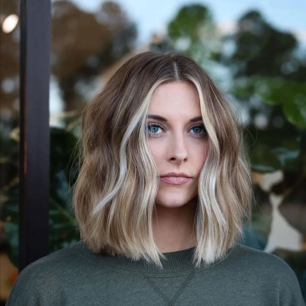Collarbone Lob With Curtain Bangs and Highlights, Wavy — Classy Medium Length Haircuts