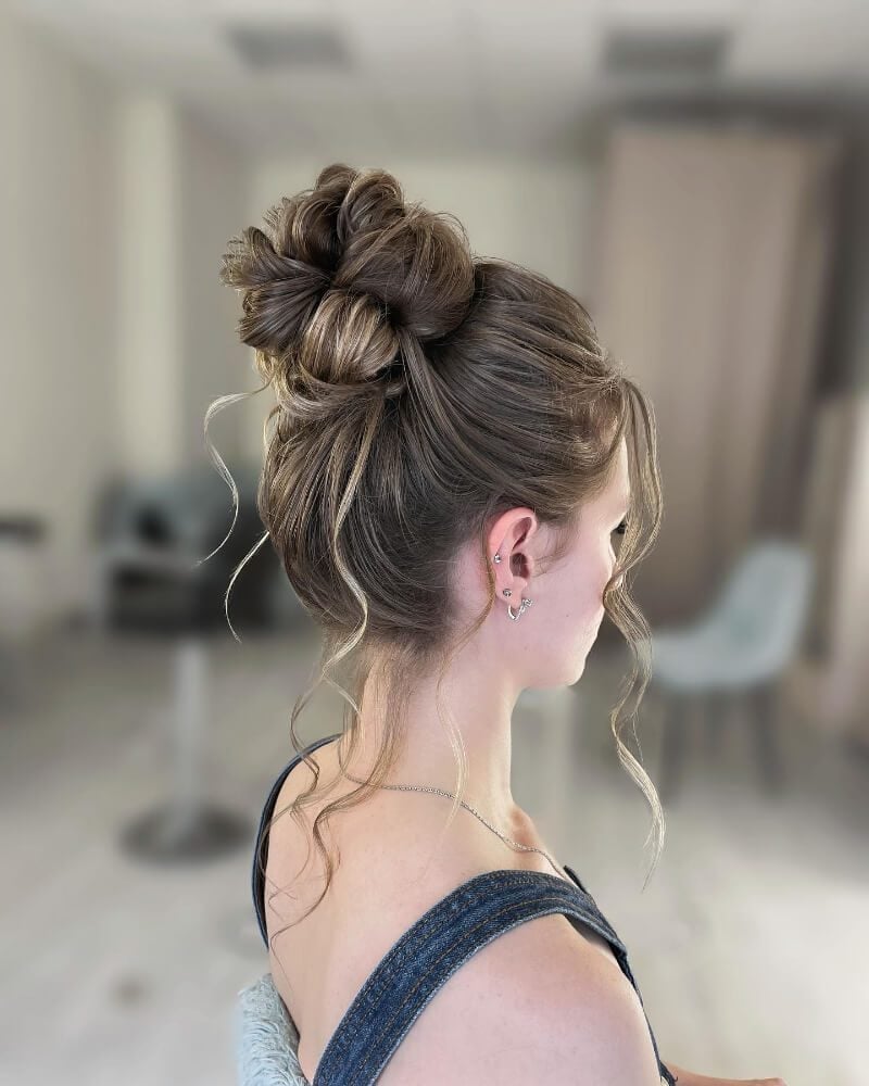 Voluminous Blonde Messy Bun With Tendrils Voluminous Blonde Messy Bun With Tendrils — Classy Messy Bun Outfit