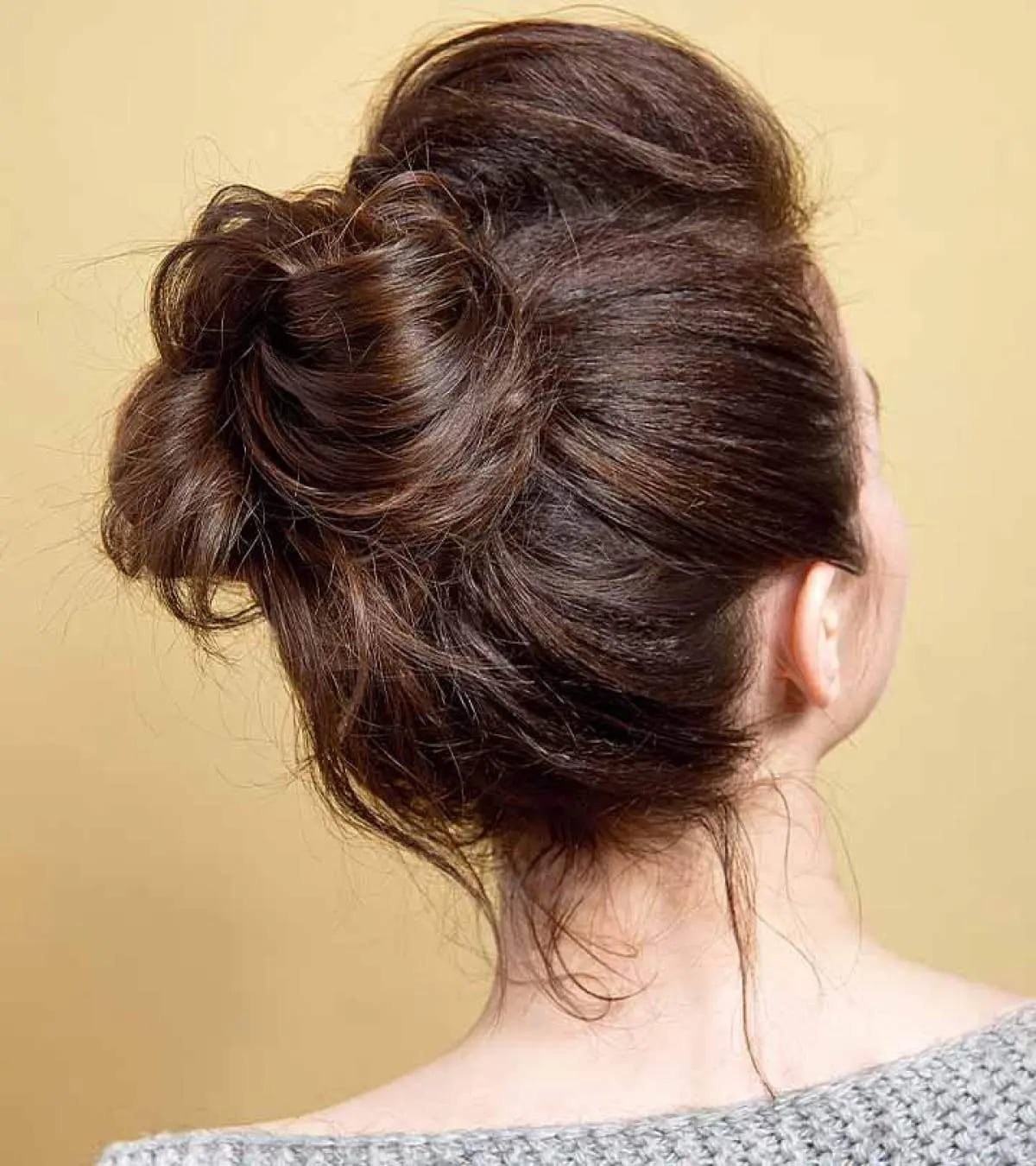 Loose Dark Brown Highlighted Messy Bun Loose Dark Brown Highlighted Messy Bun — Classy Messy Bun Outfit