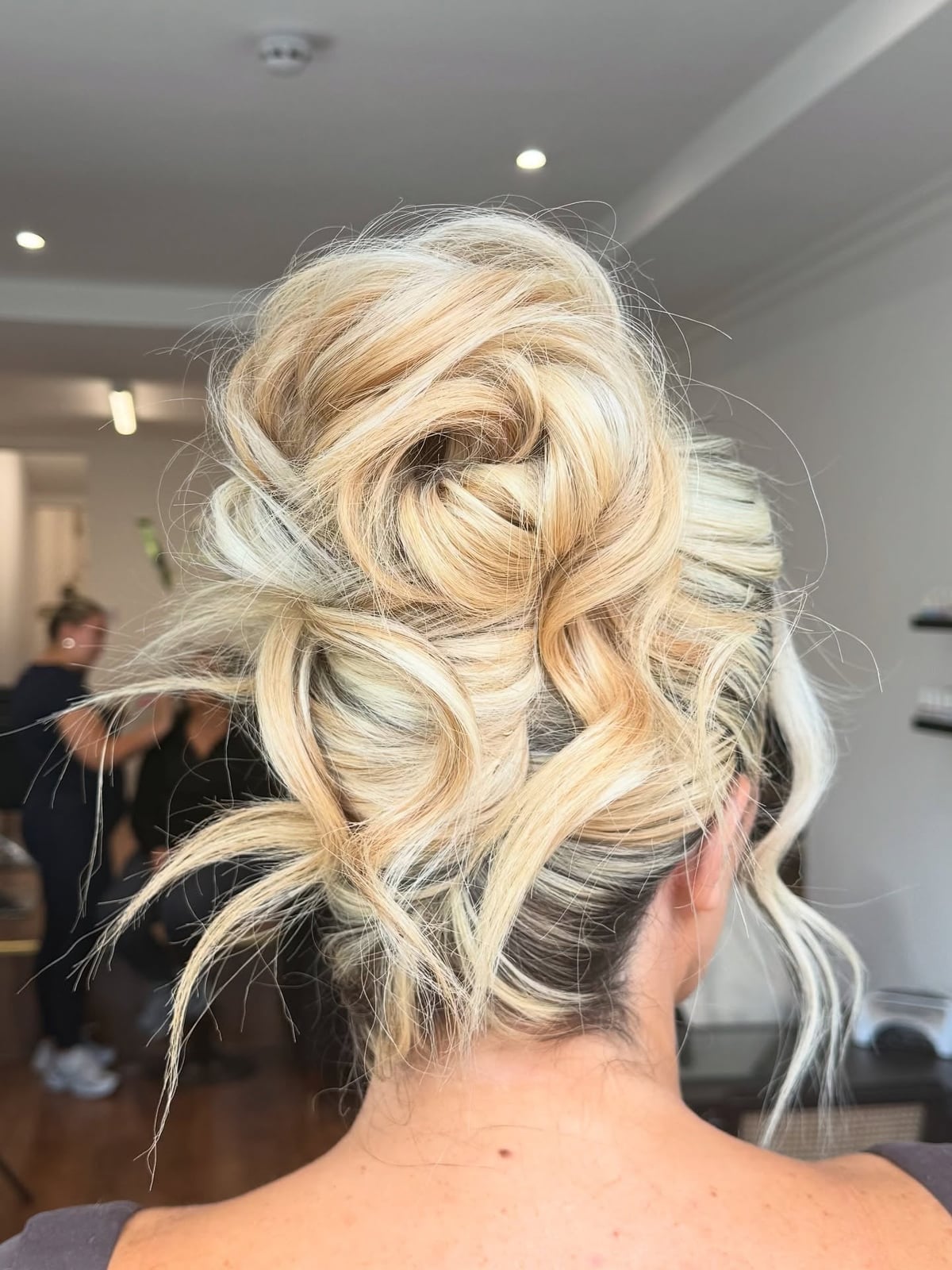 Voluminous Blonde Highlighted Messy Bun Voluminous Blonde Highlighted Messy Bun — Classy Messy Bun Outfit