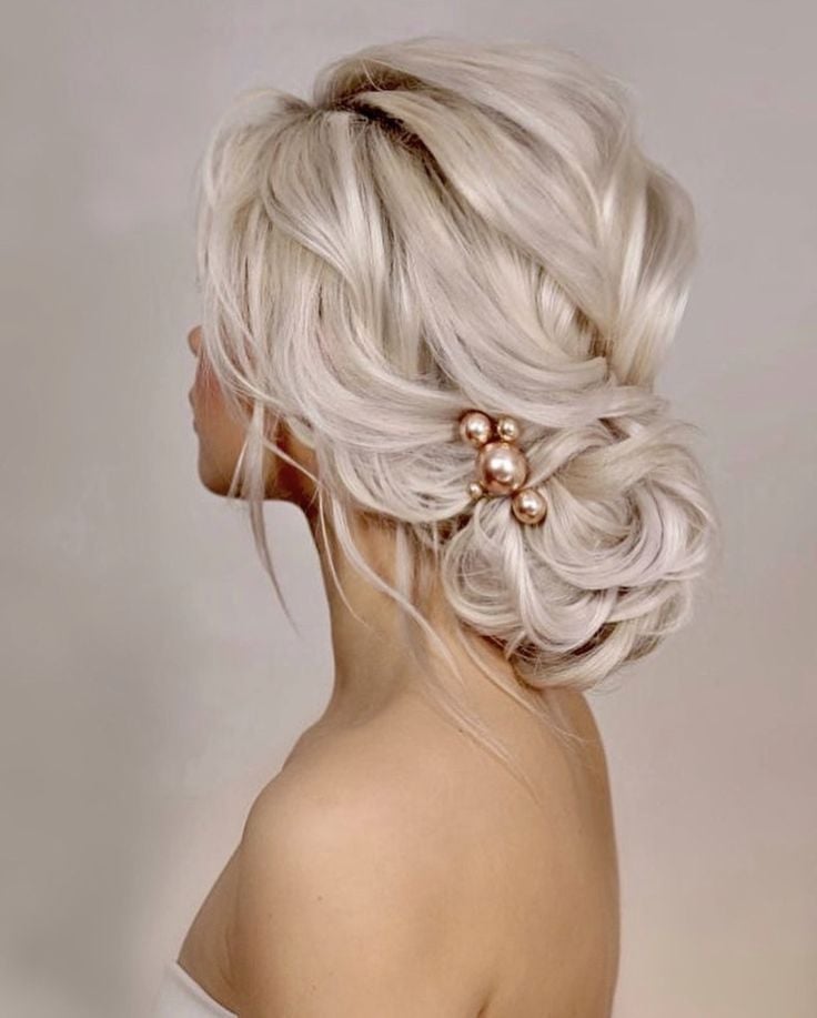 Platinum Blonde Updo With Pearl Accessory Platinum Blonde Updo With Pearl Accessory — Classy Messy Bun Outfit